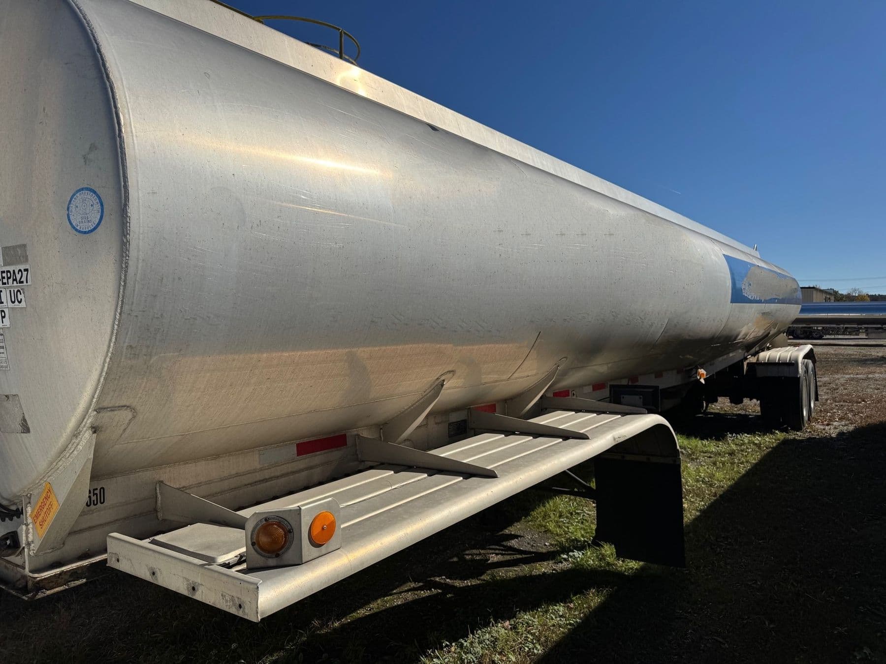 1995 Custom 9,250 gal 4-compartment aluminum tanker trailer (Stock 951123)
