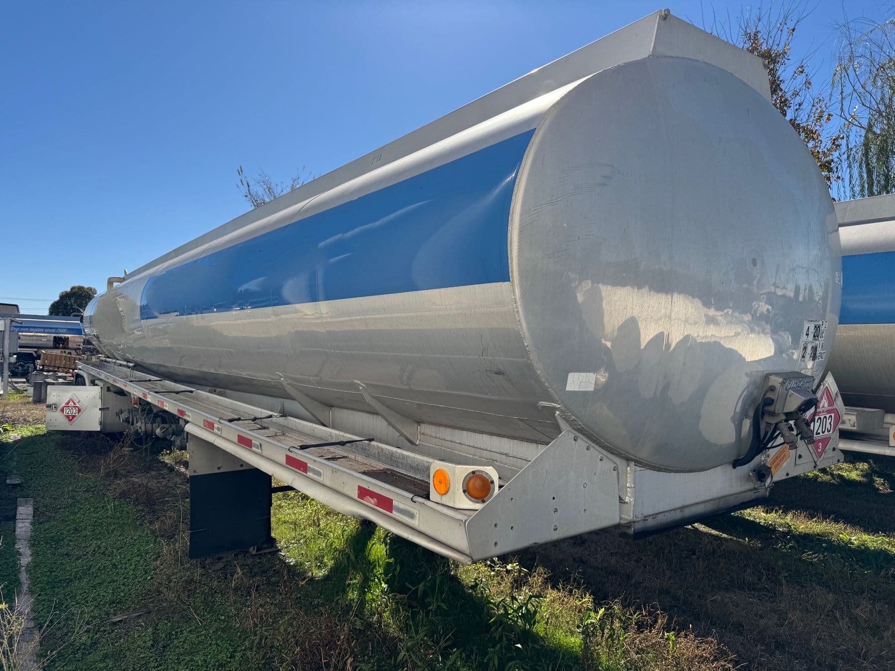 1995 Custom 9,250 gal 4-compartment aluminum tanker trailer (Stock 951179)